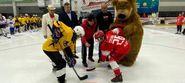 В г. Салават (Республика Башкортостан) завершаются Всероссийские соревнования по хоккею "Золотая шайба 3х3" в трех возрастных группах среди девушек, в д. Большой Суходол стартуют аналогичные турниры среди юношей