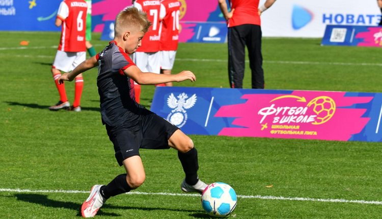 В Москве на полях спорткомплекса "Лужники" стартуют финальные турниры Школьной футбольной лиги "Кожаный мяч" для команд юношей и девушек в двух возрастных группах - до 13 лет и до 15 лет