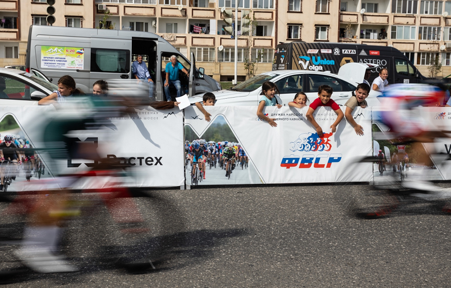 Велоспорт - шоссе Грозный 2024 - критериум юниоры 17-18 лет - фото2